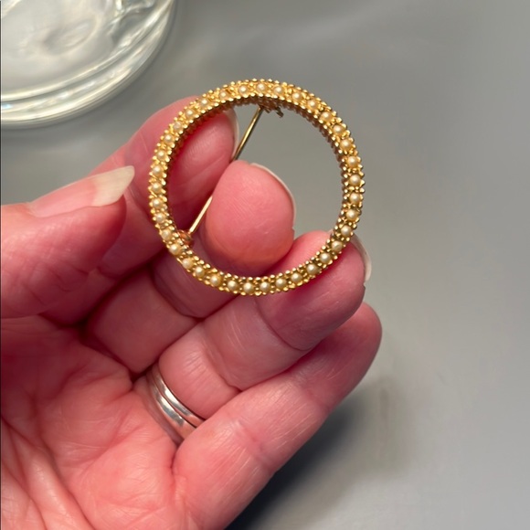 Vintage Gold and Pearl Circular Brooch with Textured Edge mid century! - Picture 5 of 7